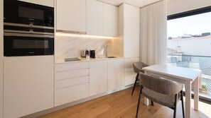 Frigorifero, microonde, forno, piano cottura