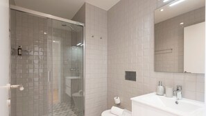 Sèche-cheveux, serviettes fournies, papier toilette