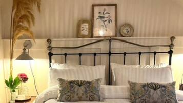 1 bedroom, desk, free WiFi, bed sheets