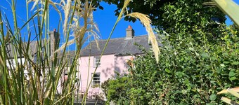 The Pink Cottage Upstairs Suite and Secret Garden... beautiful walks & sea view.