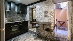 Kjøleskap, mikrobølgeovn, ovn og kokeplater