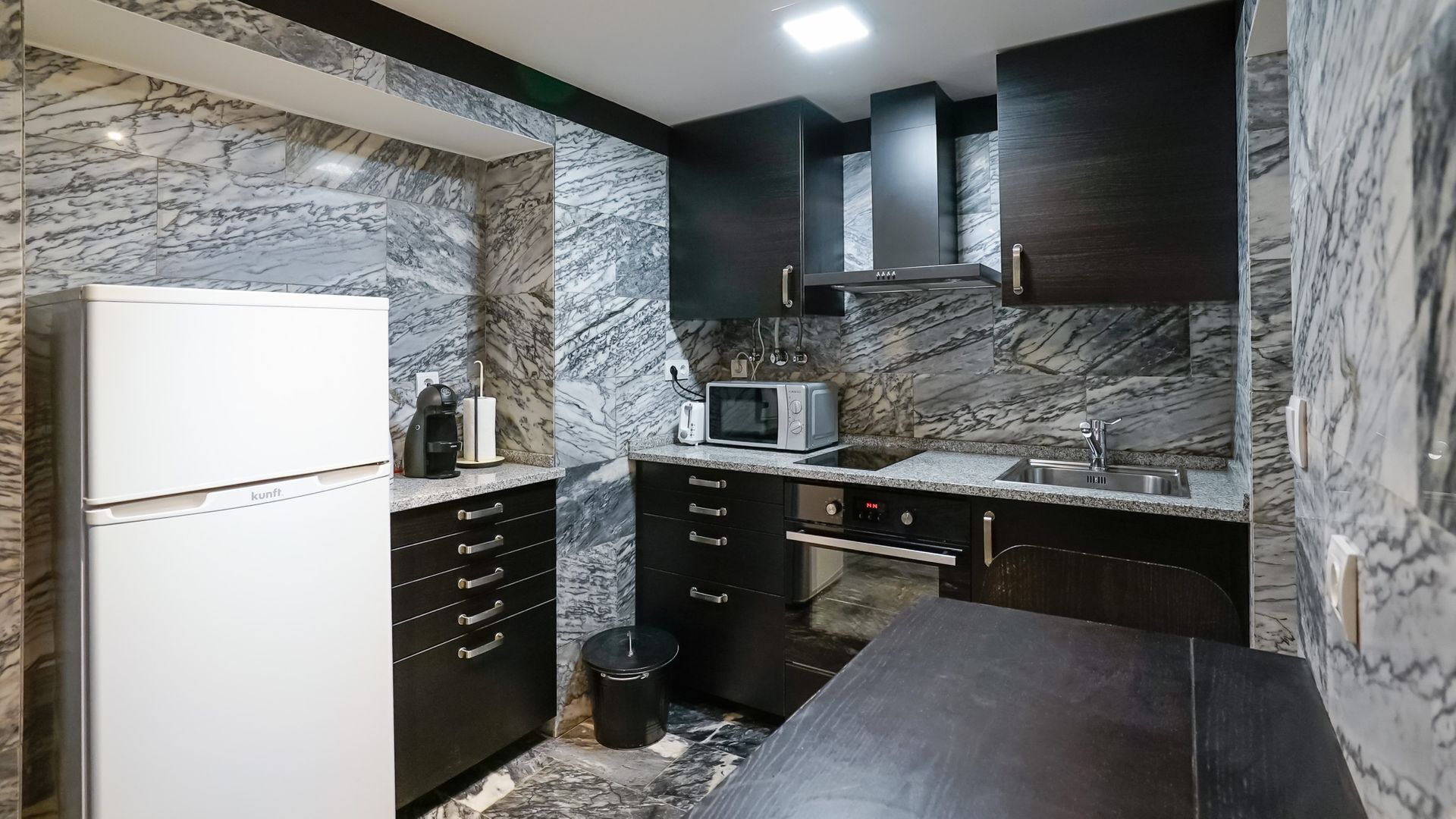 Kylskåp, mikrovågsugn, ugn och spishäll