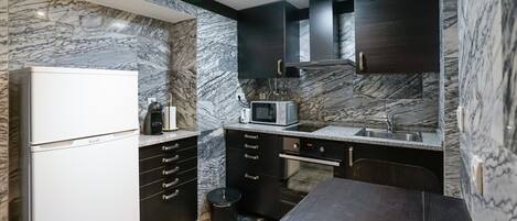 Kjøleskap, mikrobølgeovn, ovn og kokeplater