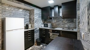 Kjøleskap, mikrobølgeovn, ovn og kokeplater