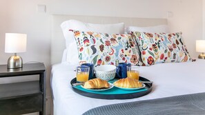 Escritorio, tabla de planchar con plancha, wifi gratis y ropa de cama 