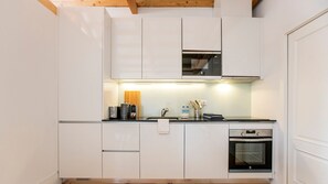 Kühlschrank, Mikrowelle, Herdplatte, Geschirrspüler