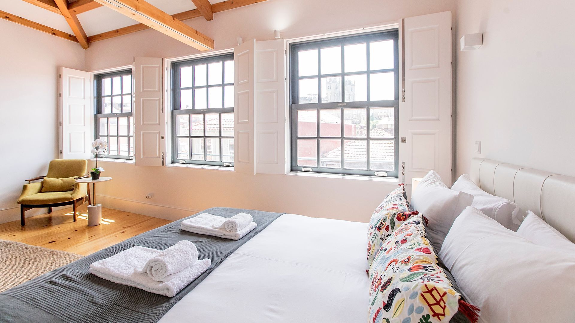 Escritorio, tabla de planchar con plancha, wifi gratis y ropa de cama 