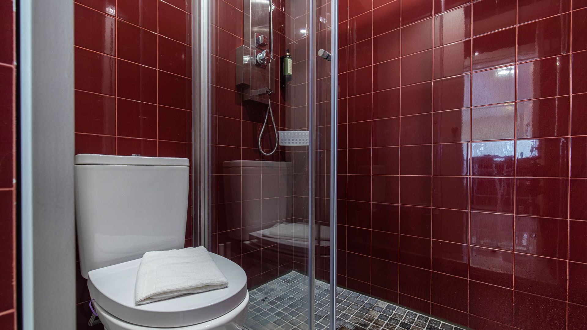 Trendy 1BDR Apartment w/ River View by LovelyStay