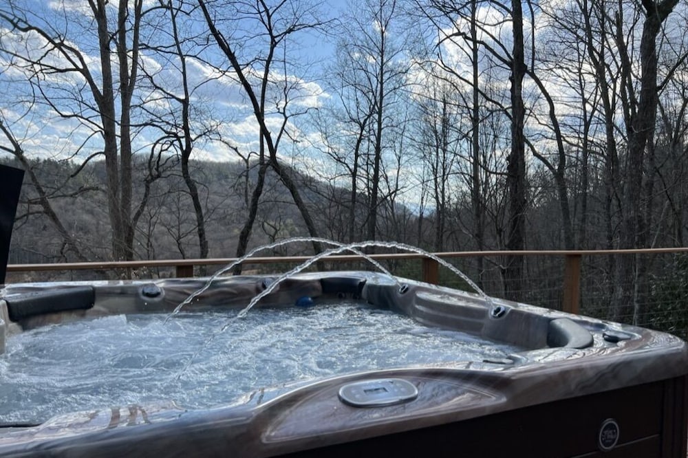 Wonderful cabin tucked in the woods /w Hot tub