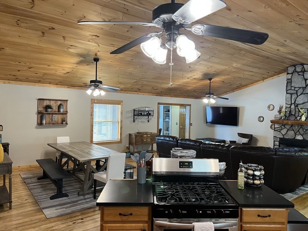 Wonderful cabin tucked in the woods /w Hot tub