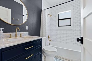 Regadera, secadora de cabello, toallas 