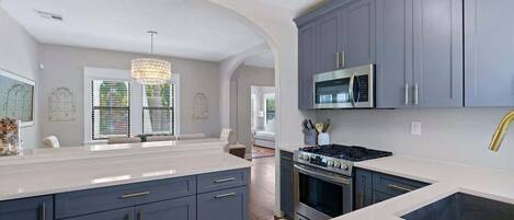 Kjøleskap, mikrobølgeovn, ovn og kokeplater