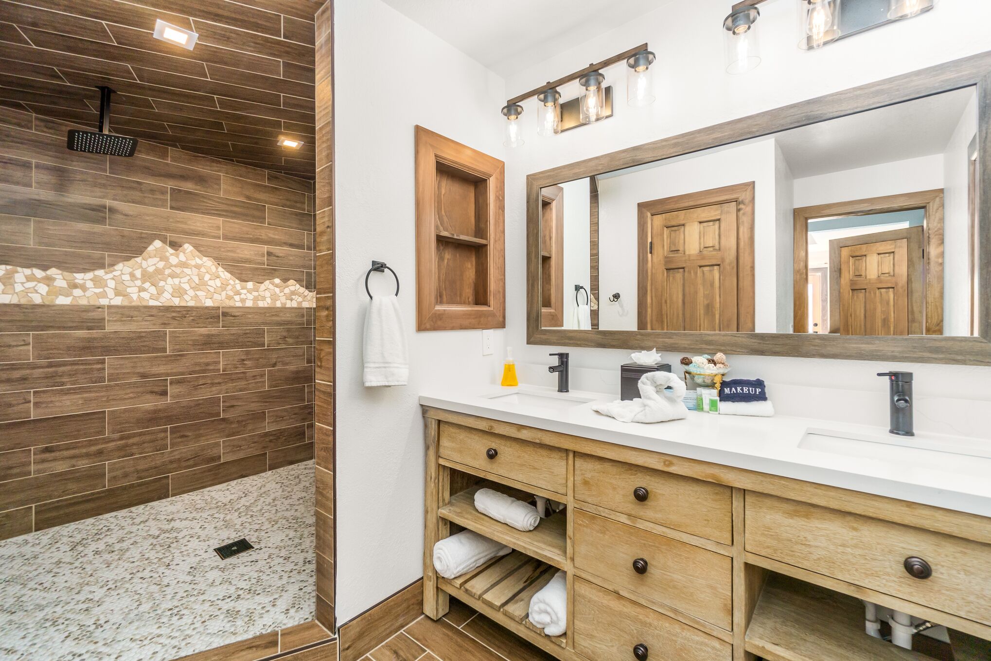 NEW! A/C, 7 Person Hot Tub / Spa, Home Theater, Walk in Shower