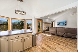 Interior - Spacious Family Getaway, King Beds, Hot Tub, RMNP (Estes Park)