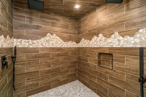 Combined shower/bathtub, hair dryer, bidet, towels - Spacious Family Getaway, King Beds, Hot Tub, RMNP (Estes Park)