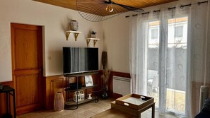 TV, fireplace, books - Whole house in the heart of La Tranche sur Mer, 300m from the beaches (La Tranche-sur-Mer)
