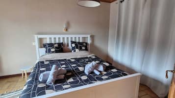 3 dormitorios y tabla de planchar con plancha