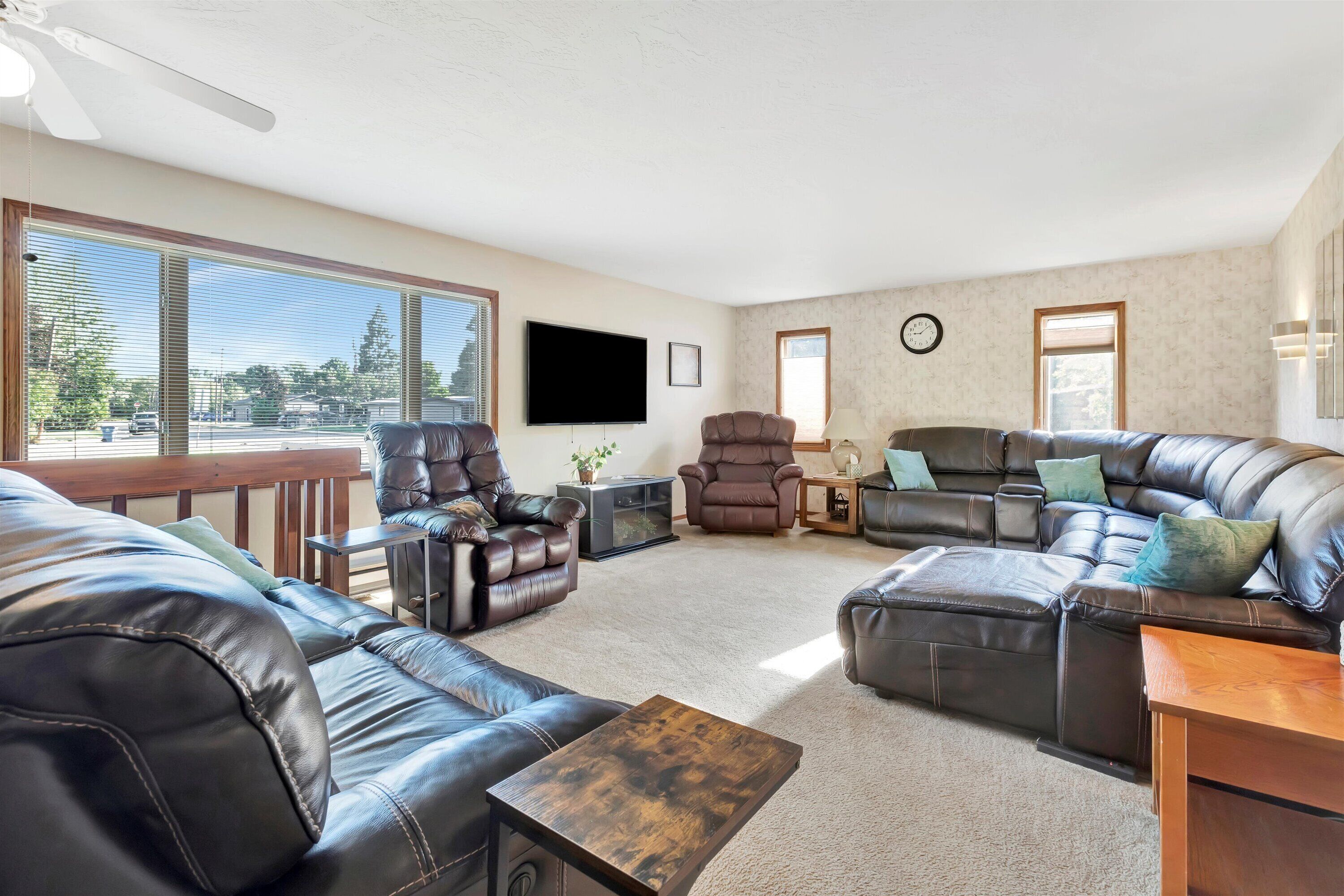 TV connectée, livres, chaîne hi-fi, écrans d'ordinateur