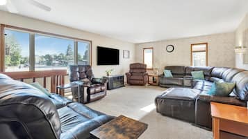 TV connectée, livres, chaîne hi-fi, écrans d'ordinateur