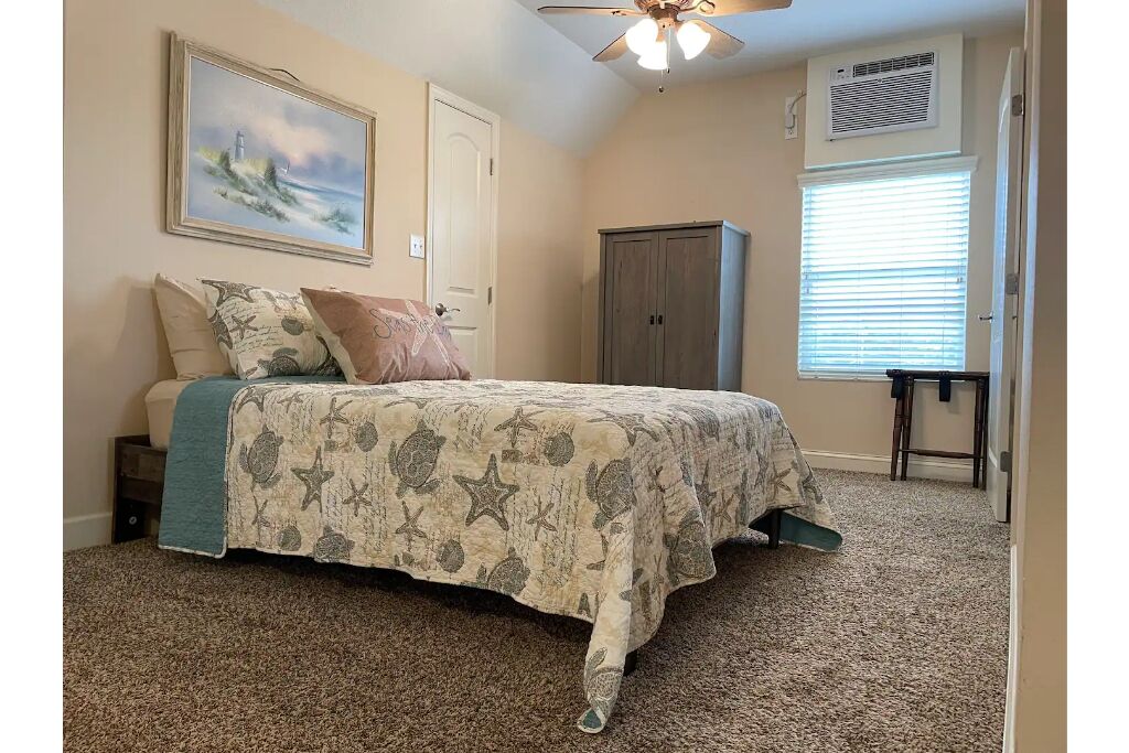 Adorable private 1-bedroom studio on mini-farm.