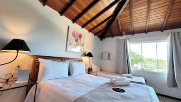 Quarto triplo standard | Frigobar, Wi-Fi de cortesia, roupa de cama
