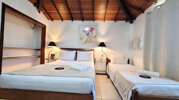 Standaard driepersoonskamer | Een minibar, gratis wifi, beddengoed