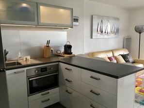 Réfrigérateur, micro-ondes, four, plaque de cuisson