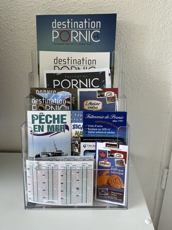 A promotional display for Destination Pornic, featuring brochures and a calendar.