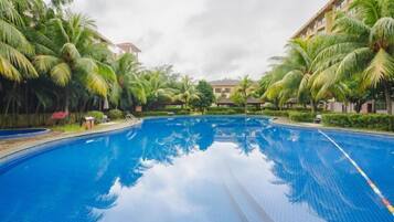 حمام سباحة خارجي