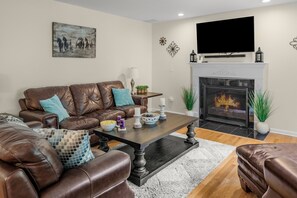 Una Smart TV, una chimenea, un futbolín, una mesa de tenis de mesa