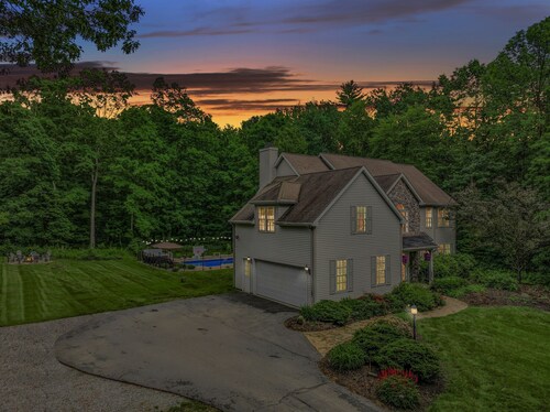 Book your Spring Getaway! Hot Tub, Game Room, Fire Place!