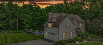 Book your Spring Getaway! Hot Tub, Game Room, Fire Place!