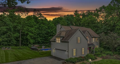 Book your Spring Getaway! Hot Tub, Game Room, Fire Place!