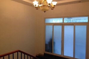 A staircase with a wooden handrail and a chandelier. - Dongfang Hotel (Shenzhen)