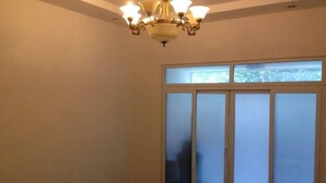 A staircase with a wooden handrail and a chandelier. - Dongfang Hotel (Shenzhen)