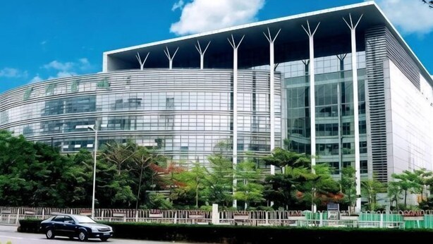 A modern building with a curved glass facade and a flat roof. - Dongfang Hotel (Shenzhen)
