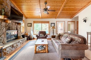 Fernseher, Kamin, Videospielkonsole