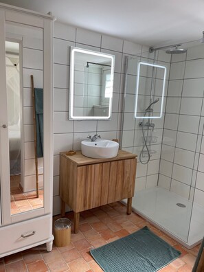 Shower, hair dryer, towels, toilet paper
