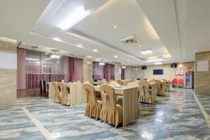 A conference room with a marble floor, multiple tables, and chairs. - Tuke China Light Residence Hotel (Shiyan Wudangshan Airport Branch) (Shiyan)