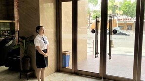 A hotel lobby with a marble floor, a reception desk, and a view of the street outside. - Tuke China Light Residence Hotel (Shiyan Wudangshan Airport Branch) (Shiyan)