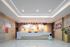 A reception area with a world map on the wall, a reception desk, and a potted plant. - Tuke China Light Residence Hotel (Shiyan Wudangshan Airport Branch) (Shiyan)