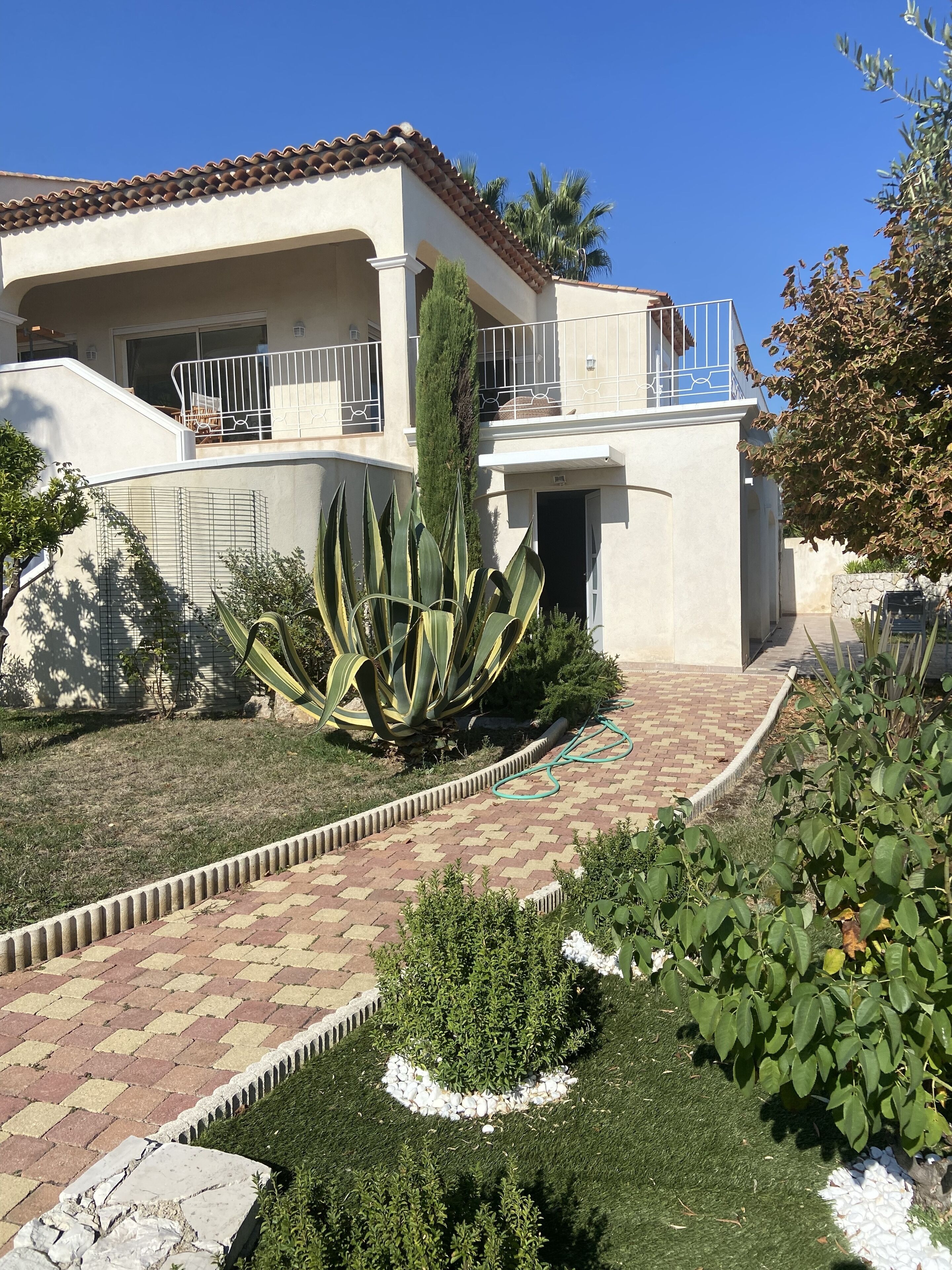 Ground floor apartment with sea and mountain view