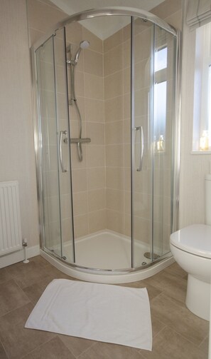 Classic Apartment, Ensuite (With Hot Tub) | Bathroom - Hollicarrs - Bluebell Lodge (York)