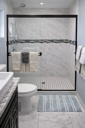 Shower, hair dryer, towels, soap - Casa Castillo Spacious Home with Private Pool (Puerto Peñasco)