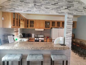 Réfrigérateur, four à micro-ondes, un four, surface de cuisson