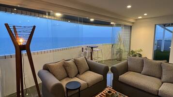 Penthouse panorámico | Área de sala de estar | Televisión de pantalla plana de 42 pulgadas con canales digitales