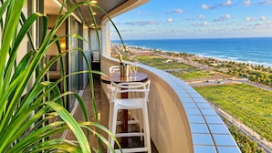 Ein Balkon mit Blick auf das Meer und die Stadt.