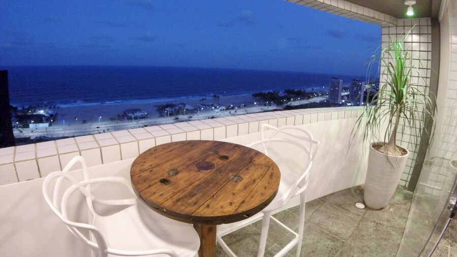 Cobertura vista mar com deck privativo