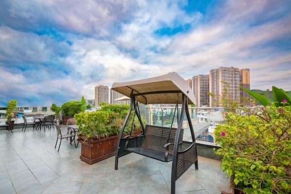 Outdoor dining - the Diamond Hotel (Yanting)