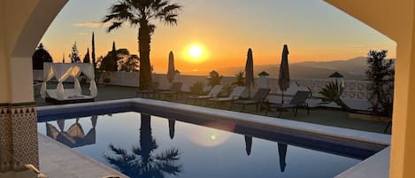 Outdoor pool, a heated pool